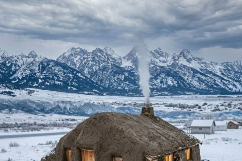 He Coated His Cabin in Mud So Thick It Looked Like a Hill
